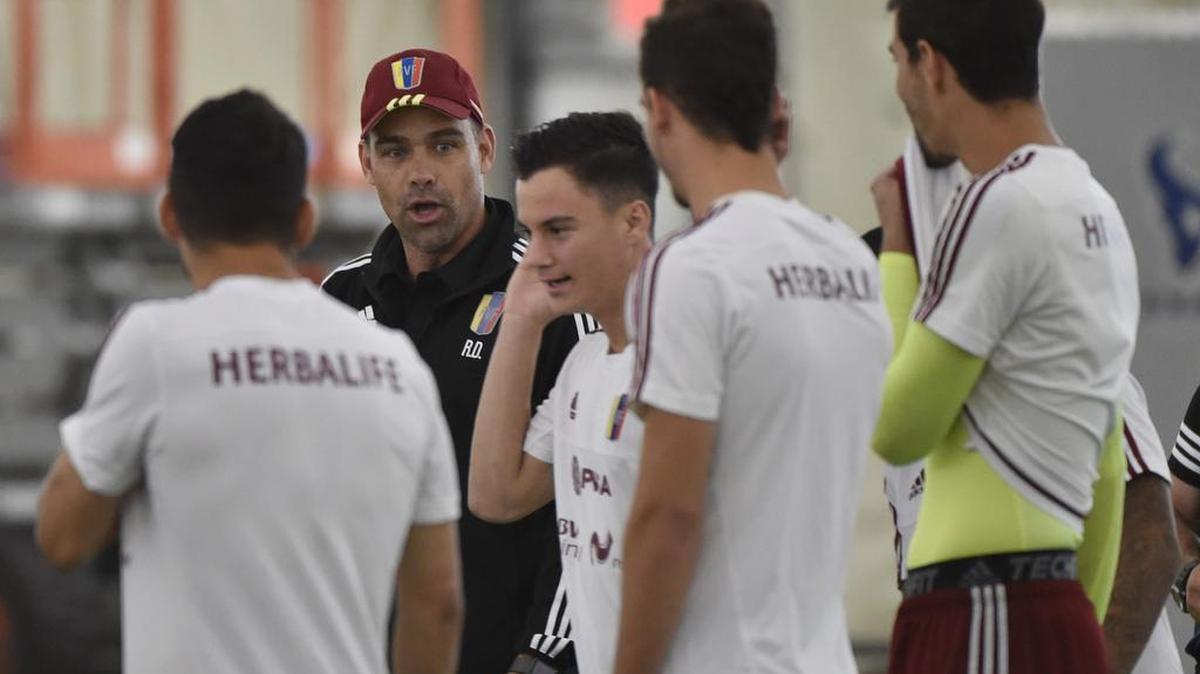 El entrenador del equipo nacional de Venezuela, Rafael Dudamel, da instrucciones durante una sesión de entrenamiento en Houston, Texas, el 12 de junio de 2016. Venezuela se enfrentará a México el 13 de junio.
