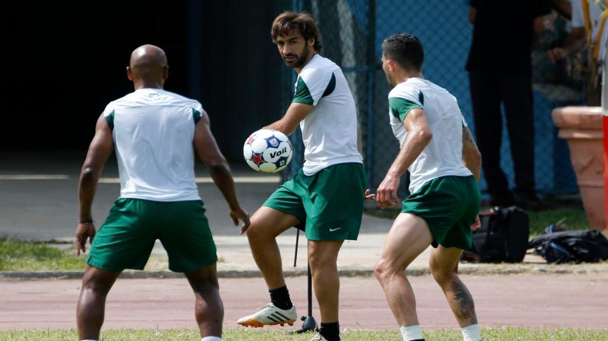 
Los jugadores del Cosmos Raúl González (centro), Marcos Senna (izq.) y Sebastian Guenzatti entrenan el lunes 1ro de junio del 2015 en La Habana, previo al partido amistoso con la selección cubana de fútbol.
