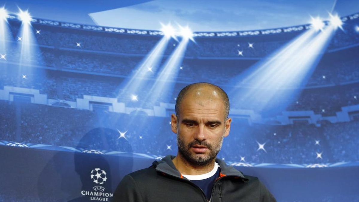 
El entrenador del Bayern Pep Guardiola habla en una conferencia de prensa el lunes 11 de mayo del 2015 en Munich, previo al partido de vuelta con Barcelona, en la Liga de Campeones.
