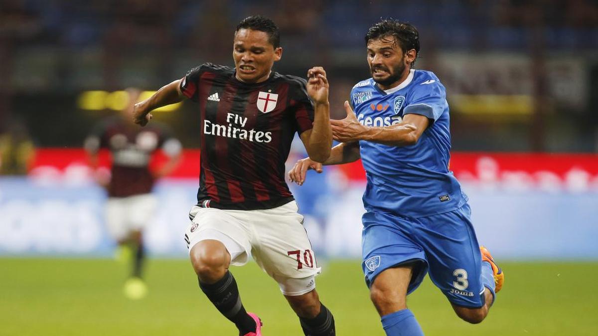 
El colombiano Carlos Bacca (izq.) anotó un gol al minuto 16 en la victoria 2-1 del Milan ante el Empoli, el 29 de agosto del 2015.
