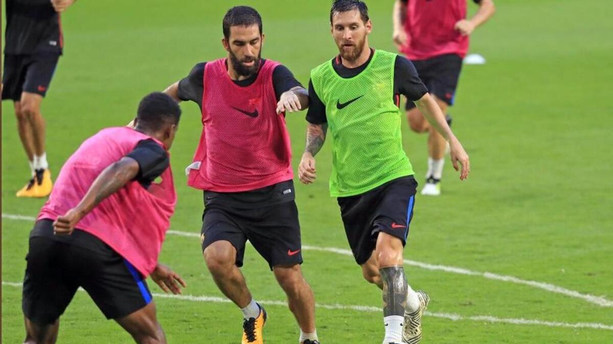 Lionel Messi lleva la bola en la práctica del Barcelona, en el Hard Rock Stadium, la tarde del viernes 28 de julio del 2017.