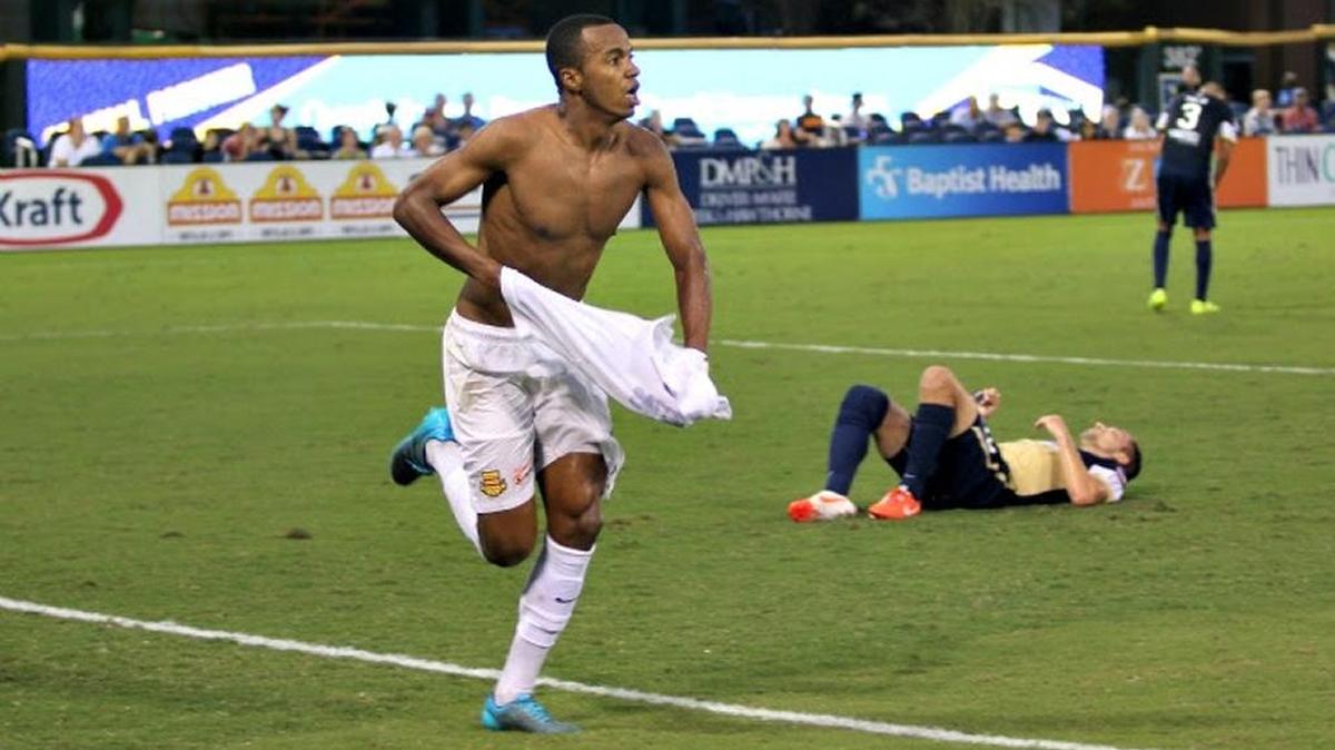 El brasileño Marlon Freitas se saca la camiseta tras haber anotado el gol de la victoria y la clasificación de los Strikers de Fort Lauderdale sobre el Armada FC, el domingo en Jacsonville.