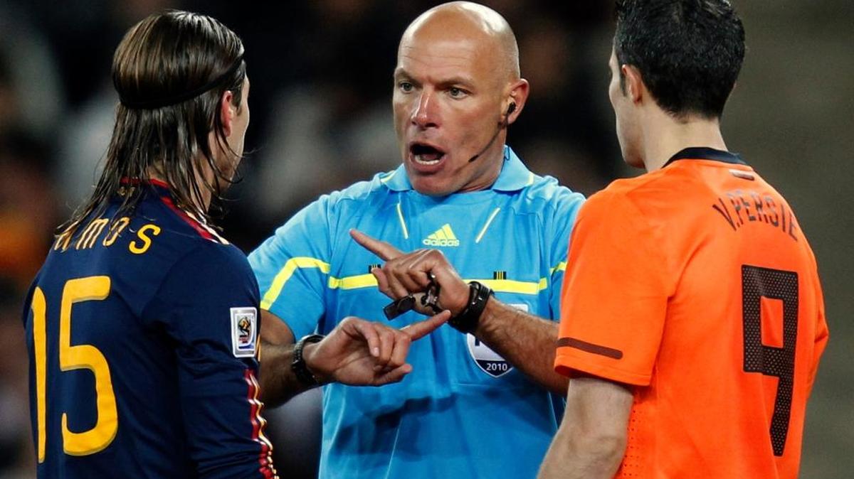 El árbitro inglés Howard Webb advierte a los capitanes de España Sergio Ramos (izq.) y de Holanda Robin van Persie durante la final de la Copa del Mundo, en el estadio Soccer City en Johannesburg, Sudáfrica, el 11 de julio del 2010.