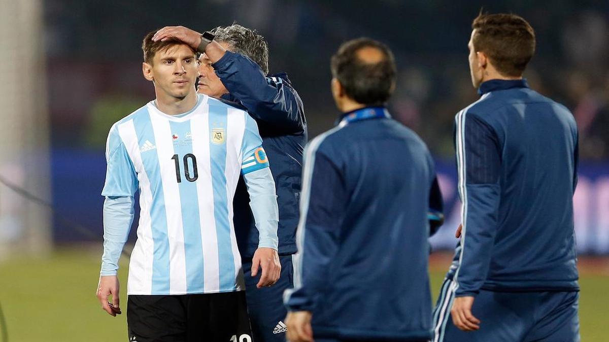 
Un miembro del equipo técnico de Argentina consuela a Lionel Messi tras l;a derrota de la selección ante Chile en la final de la Copa América, el 4 de julio del 2015.


