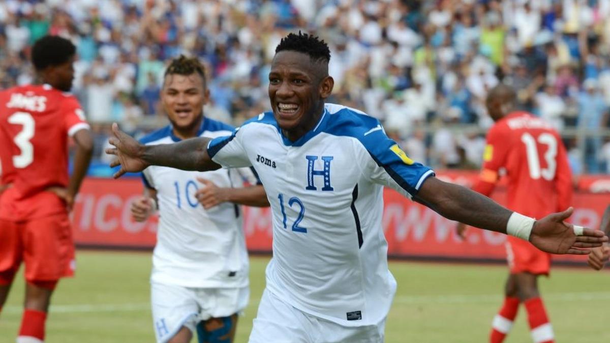 Romell Quioto (12) celebra luego de haber anotado el gol de la victoria de Honduras contra Canadá, el viernes en San Pedro Sula.