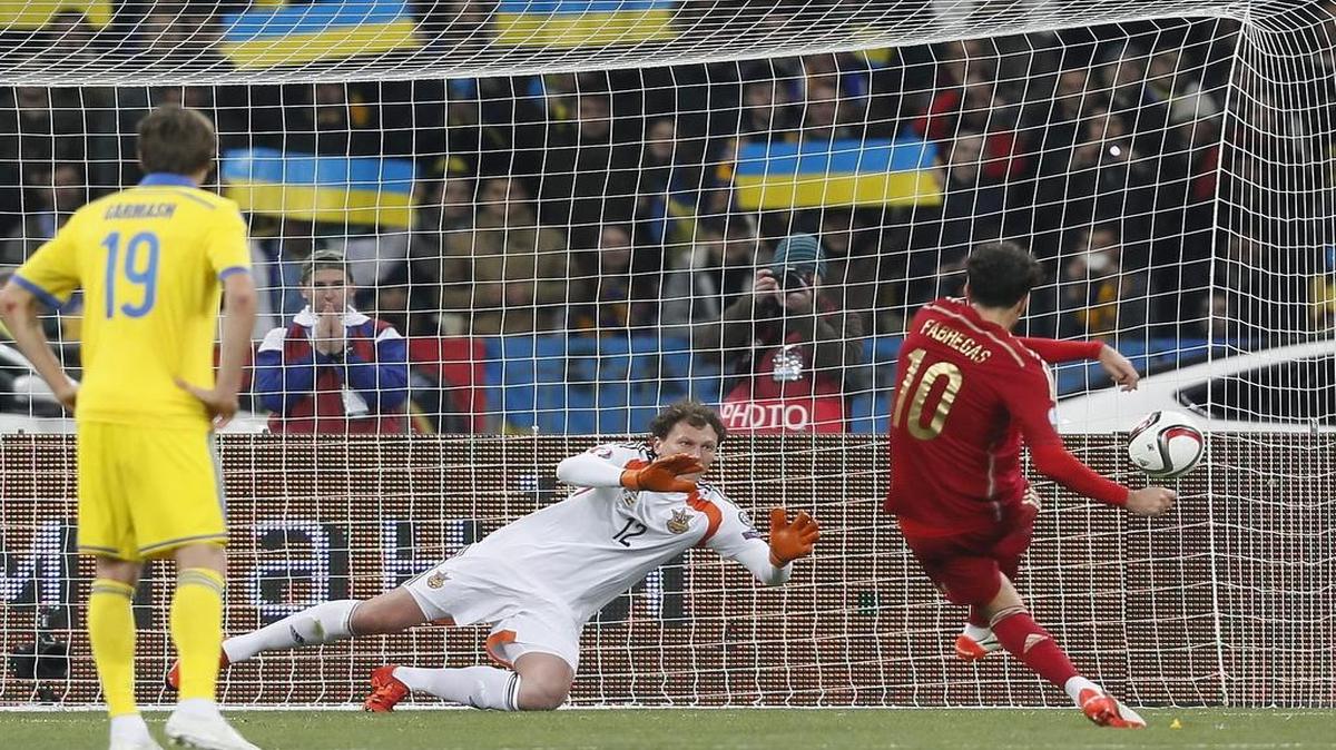 
Césc Fábregas (der.) falla el penalti ante el portero ucraniano Andriy Pyatov, en el partido efectuado el lunes en Kiev, en la eliminatoria de la Eurocopa 2016. El centrocampista llegó a 100 partidos con la selección española.
