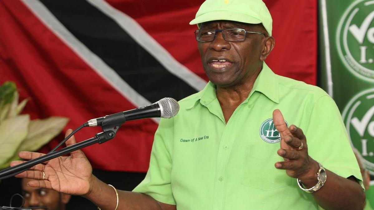 
El exvicepresidente de la FIFA Jack Warner, en el centro del escándalo de corrupción en el ente rector del fútbol mundial,habla en un acto político en Marabella, Trinidad y Tobago, el 3 de junio del 2015.
