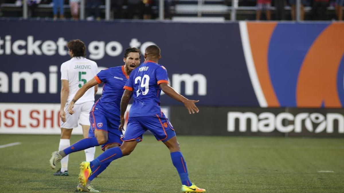 Vincenzo Rennella corre a abrazar a Stefano Pinho (29), la noche del sábado 24 de junio del 2017 en el Riccardo Silva Stadium en Miami. Ambos anotaron los goles de la victoria 2-1 del Miami FC sobre el Cosmos de Nueva York.