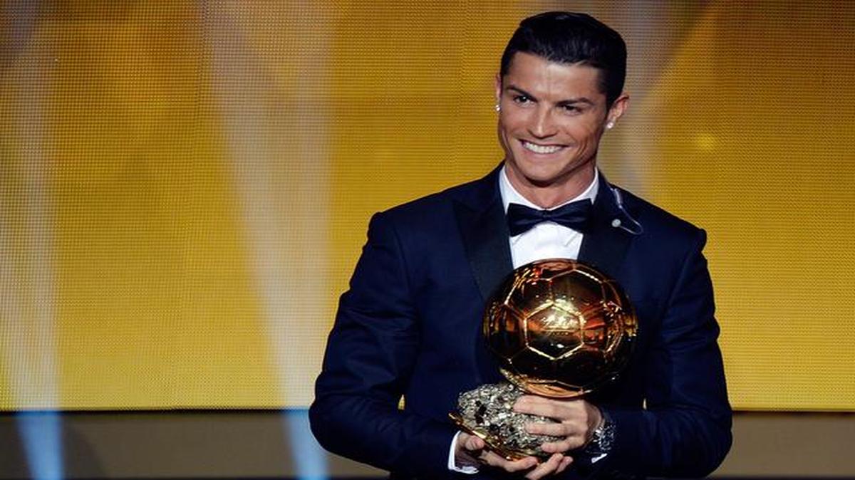 Cristiano Ronaldo muestra el Balón de Oro que lo acredita como mejor jugador del 2014.


