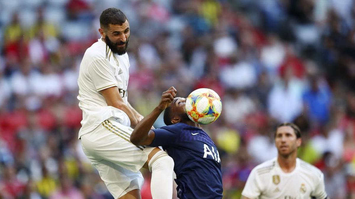 El delantero del Real Madrid Karim Benzema (izq.) lucha por la pelota con Japhet Manzambi Tanganga, del Tottenham, durante el partido de semifinal de la Audi Cup, disputado el 30 de julio de 2019 en el Allianz Arena de Munich, Alemania.