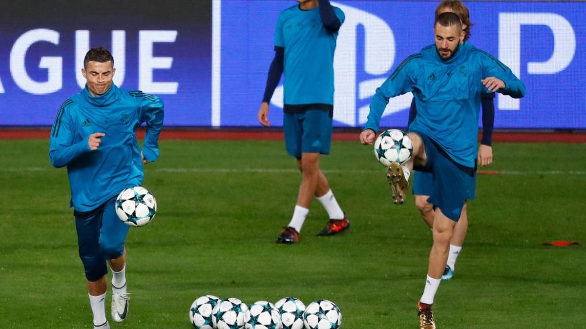 Cristiano Ronaldo (izq) y Karim Benzema participan en una práctica con el Real Madrid el lunes en Nicosia, Chipre, previo al partido contra el APOEL en la Liga de Campeones.