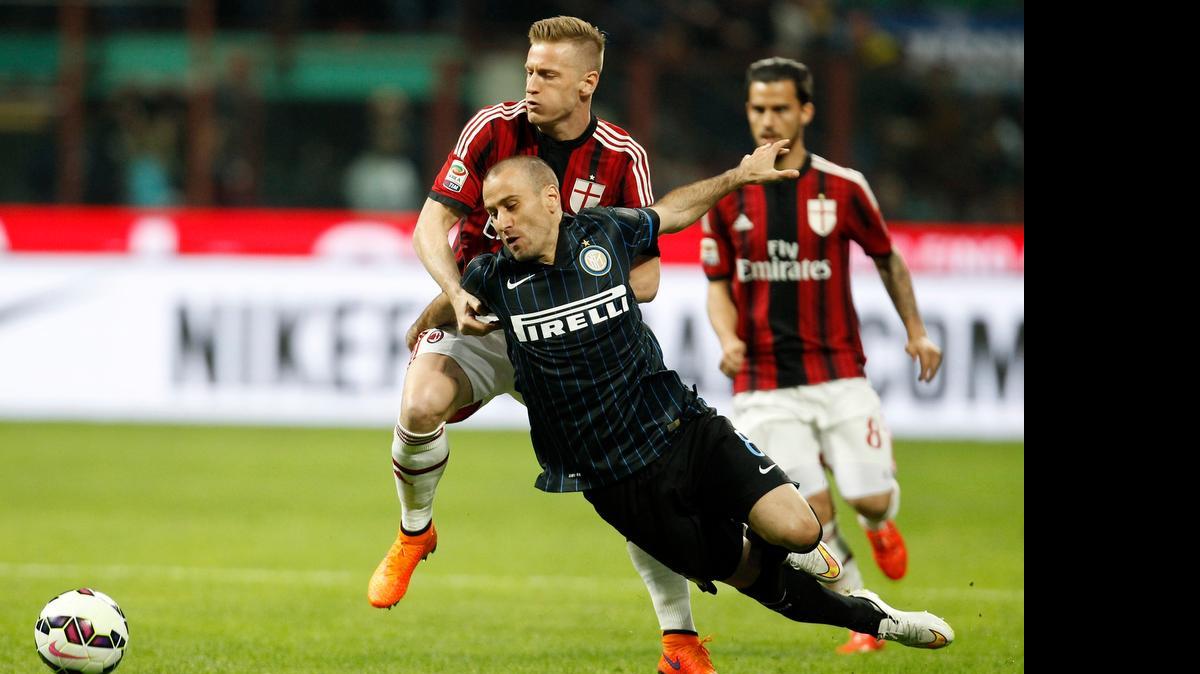 
 Ignazio Abate, del Milan (detrás) pugna con Rodrigo Palacio, del Inter.


