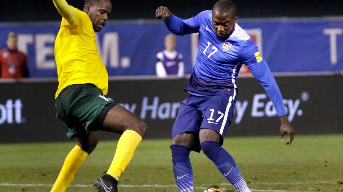 Jozy Altidore (17) dispara para anotar sonre la marcación de Reginal Richardson, de San Vicente y las Granadinas, el viernes 13 de noviembre del 2015, en St. Louis.