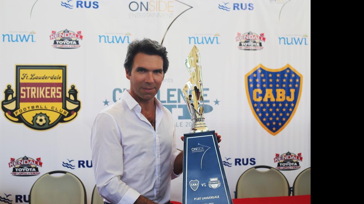 
El presidente de Onside Entertainment, Juan Pablo Reynal, muestra el trofeo de la Challenge Cup, que se otorgará al ganador del partido entre los Strikers y Boca en Fort Lauderdale.
