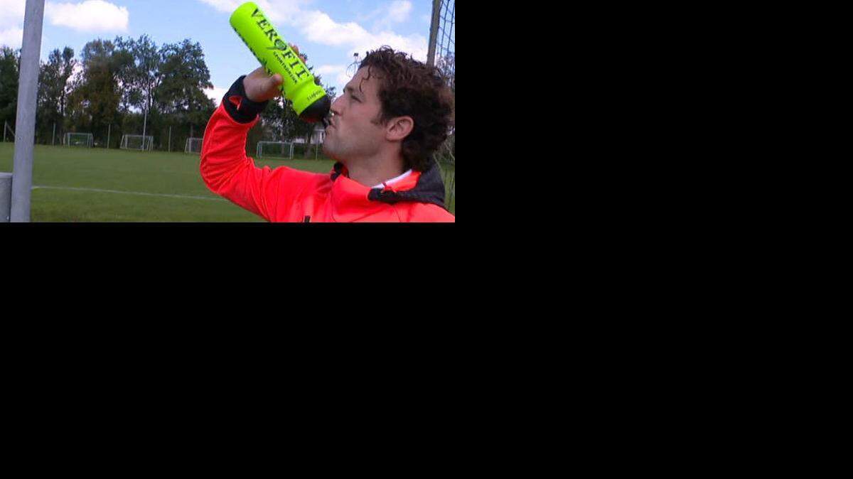 
El portero del equipo suizo FC Muri, Reto Felder, está considerando tomar acciones legales contra los hinchas del equipo Baden que orinaron en su botella de agua, en un partido de la tercera división, el sábado 13 de septiembre. Foto de archivo.


