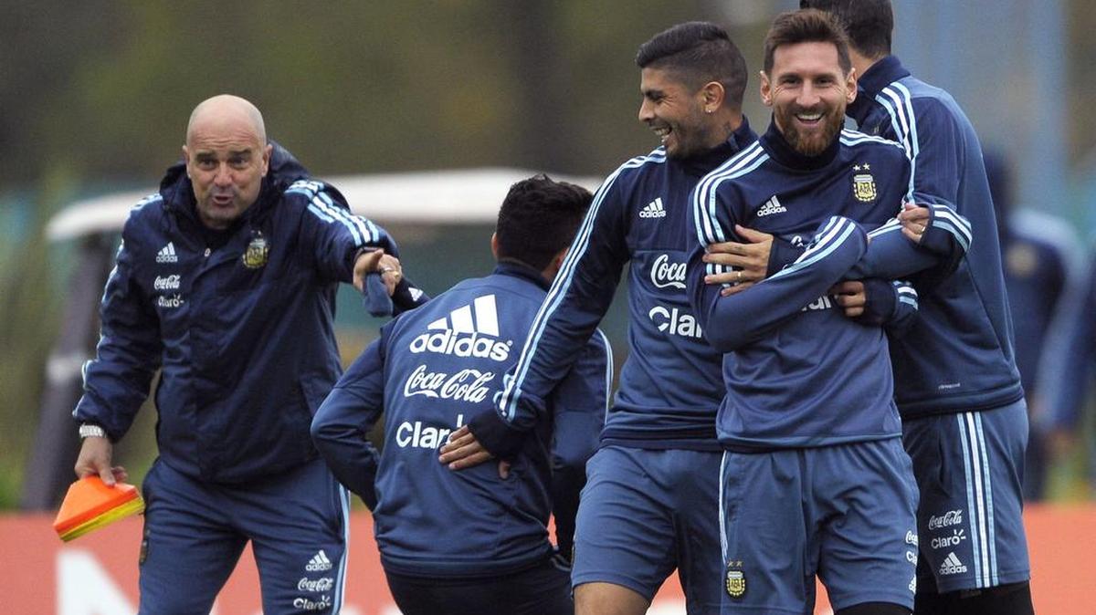 El delantero argentino Lionel Messi (2ª), el centrocampista Ever Banega (C) y el centrocampista Angel Di María durante un entrenamiento en Ezeiza, Buenos Aires, el 3 de septiembre de 2017.