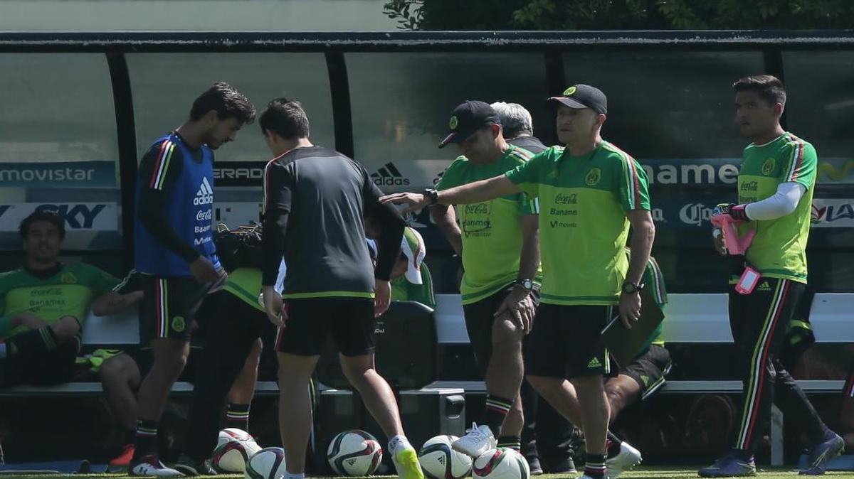 El seleccionador de México, el colombiano Juan Carlos Osorio (2do der.), prepara el partido del Tri contra El Salvador.