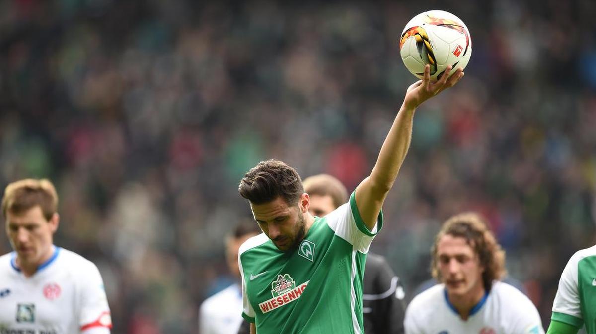 Claudio Pizarro levanta el balón luego de haber anotado de penal el gol del empate del Werder Bremen, el sábado.