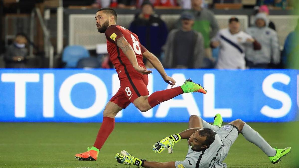 Clint Dempsey (der.) anota un gol por Estados Unidos en la victoria 6-0 ante Honduras, el 24 de marzo del 2017 en San Jose, California.