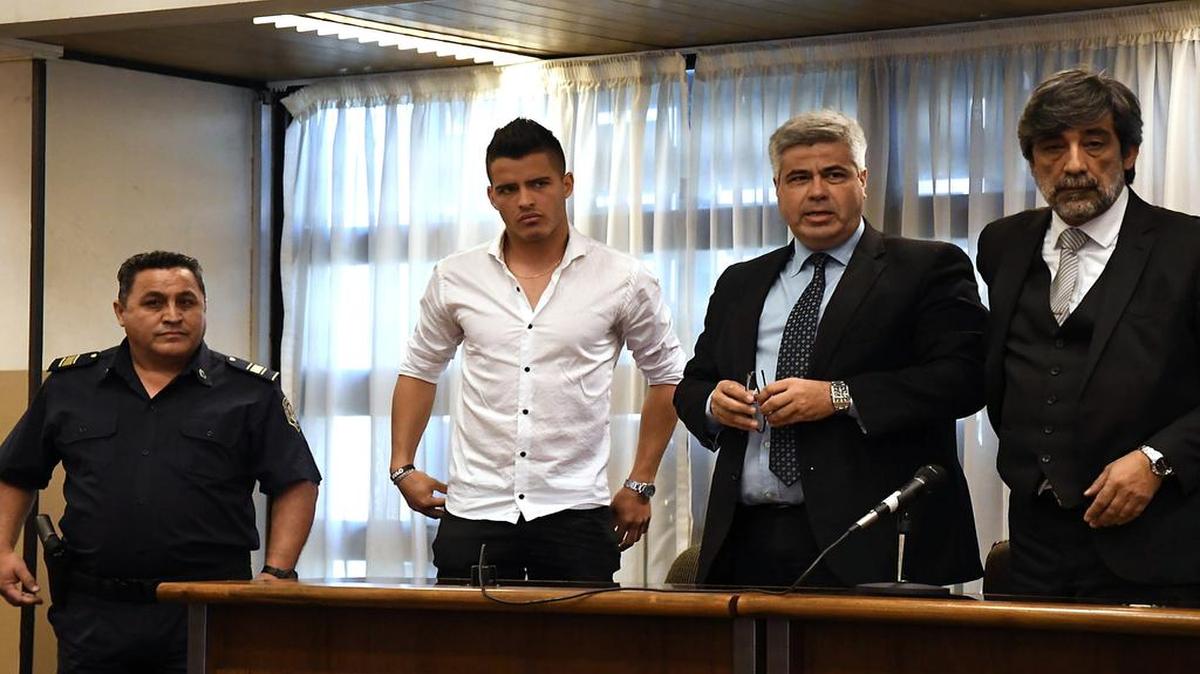 El futbolista argentino Alexis Zárate (2do de izq. a der.) escucha la sentencia a la que fue condenado por ser hallado culpable de violación, el 18 de septiembre del 2017 en Buenos Aires.