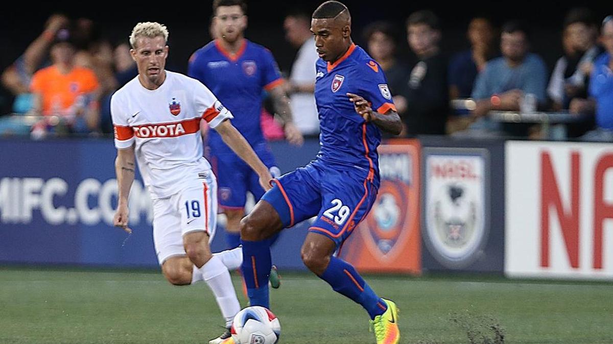 Stéfano Pinto (29), del Miami FC, maniobra con el balón contra Corben Bone, del FC Cincinnati, en los cuartos de final de la US Open Cup, en el Riccardo Silva Stadium (FIU), en Miami, el 2 de agosto del 2017.
