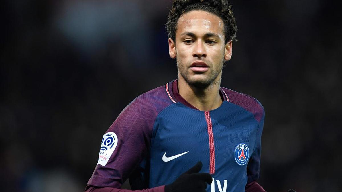El delantero brasileño Neymar durante el partido de fútbol francés L1 entre Paris Saint-Germain y Dijon el 17 de enero de 2018 en el estadio Parc des Princes de París.