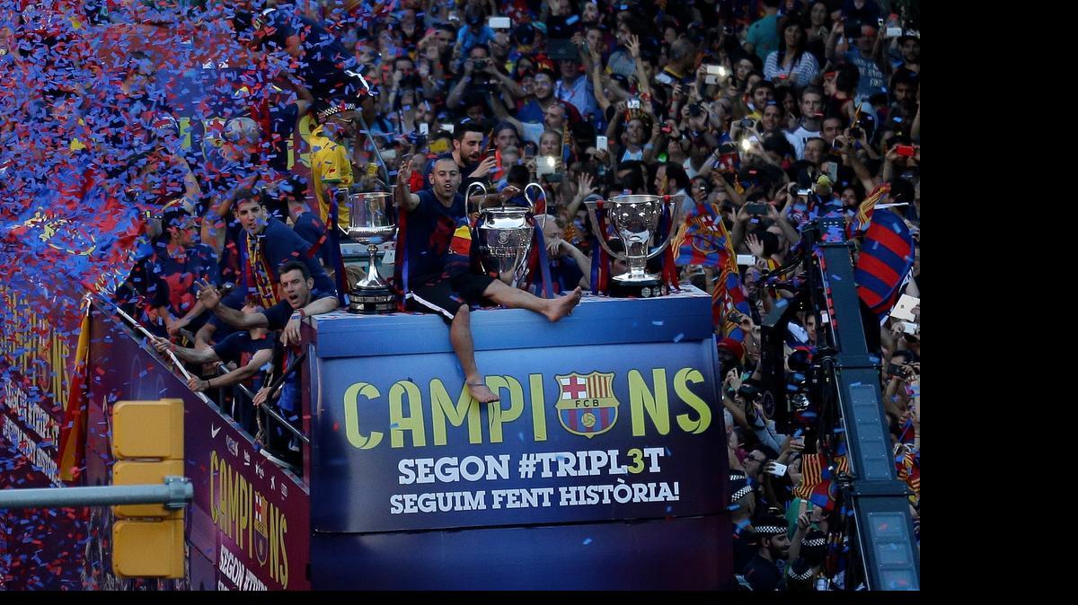 
Los jugadores azulgranas desfilan con sus trofeos por la calles de Barcelona.
