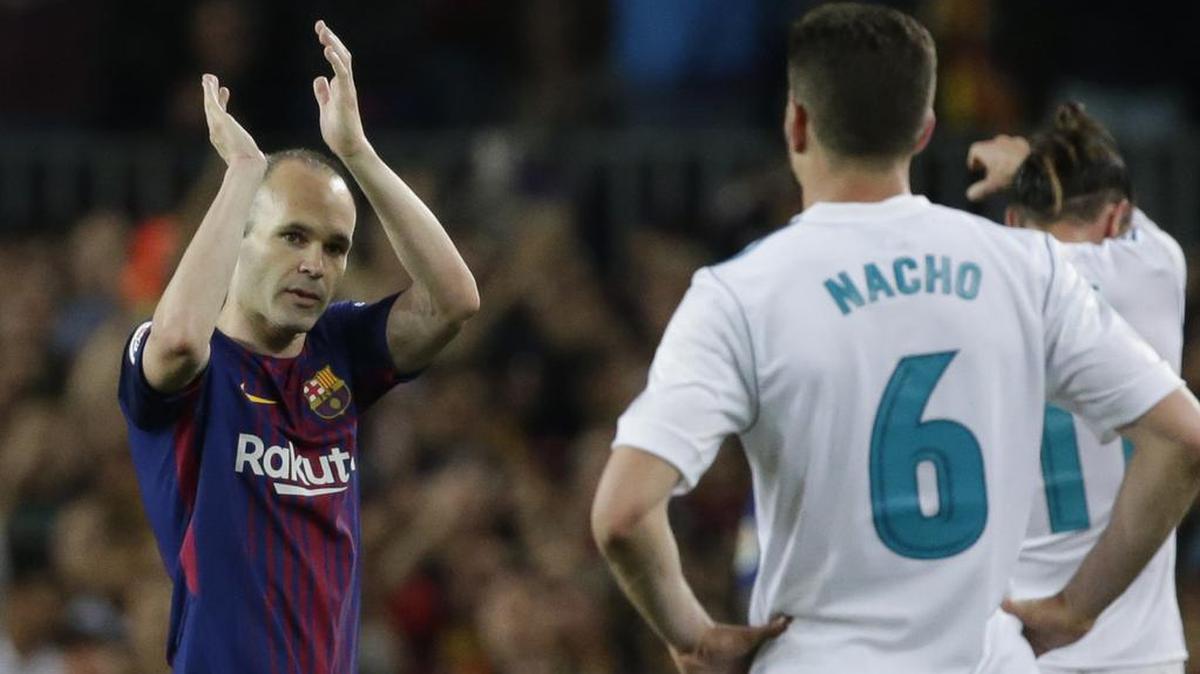 Andrés Iniesta saluda al público luego de ser reemplazado en el partido de la liga española entre Barcelona y Real Madrid, el 6 de mayo de 2018.