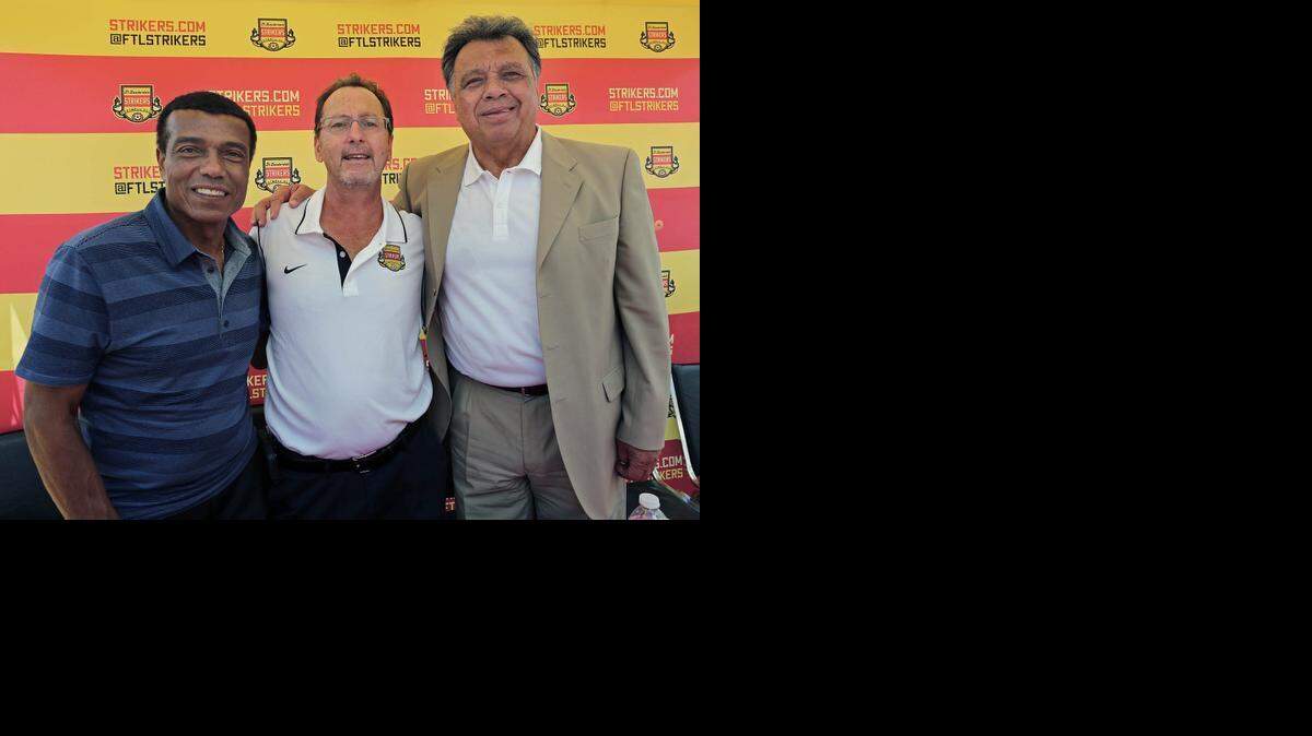 
Teófilo “Nene’’ Cubillas, el presidente de los Strikers Tim Robbie y Elías Figueroa (de izquierda a derecha), en el Lockhart Stadium en Fort Lauderdale el viernes 3 de abril del 2015.
