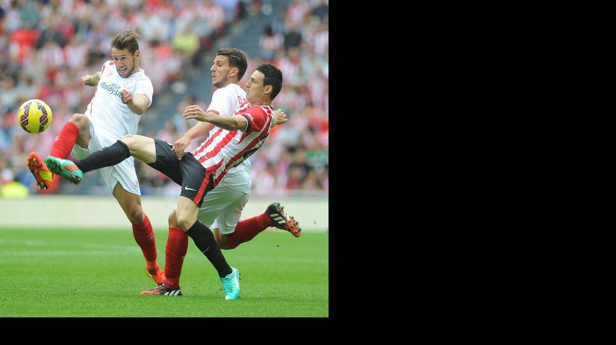
ARITZ ADURIZ, autor del gol del Bilbao (D), pelea por la pelota con Grzegorz Krychowiak (I) y Daniel Carrico (C).


