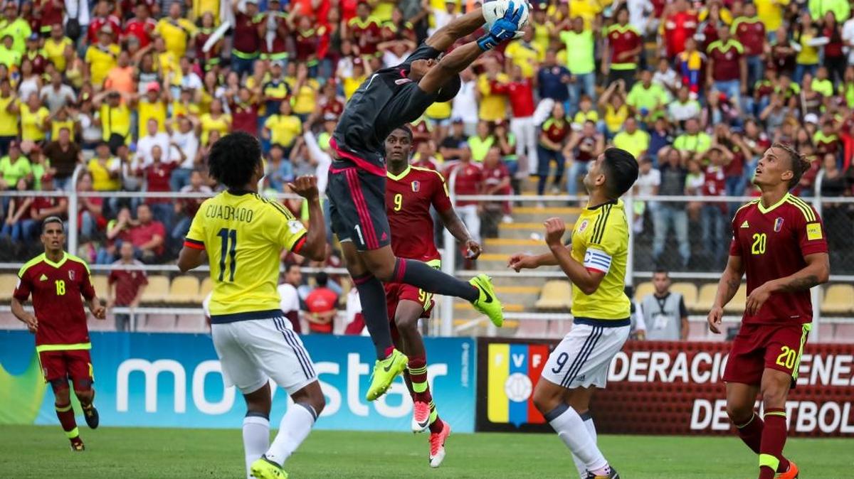 El arquero de Venezuela Wilker Fariñez (centro) atrapa un balón en el partido contra Colombia, el 31 de agosto de 2017 en el estadio Pueblo Nuevo en San Cristóbal, Venezuela.