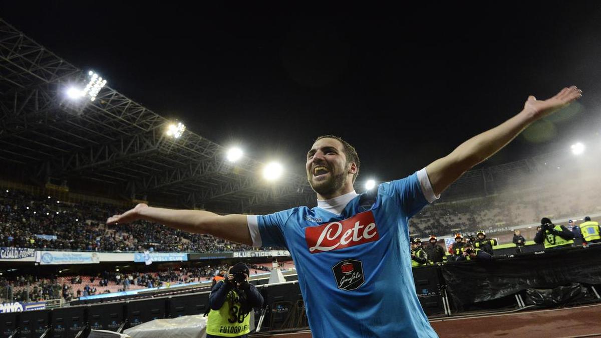 El argentino Gonzalo Higuaín celebra tras anotar un gol para Nápoles ante el Sassuolo, en un partido de la liga italiana, el 16 de enero del 2016.