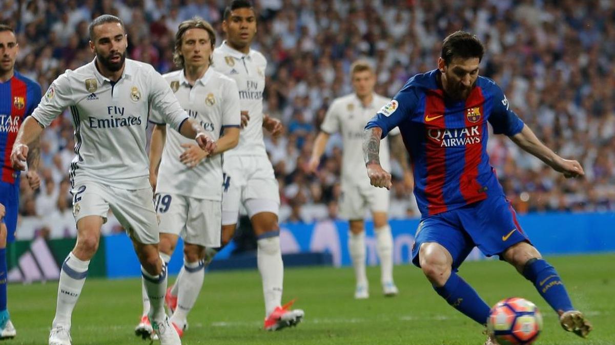 Lionel Messi, del Barcelona, dispara para anotar contra el Real Madrid, en El Clásico en la Liga Española, en el estadio Santiago Bernabéu en Madrid, el 23 de abril del 2017.