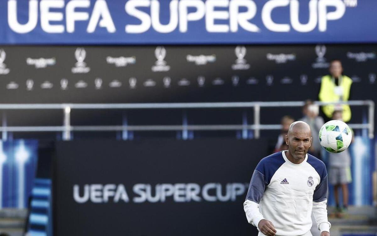 El técnico del Real Madrid Zinedine Zidane, antes de la práctica para el partido del martes por la Supercopa de Europa contra el Sevilla.