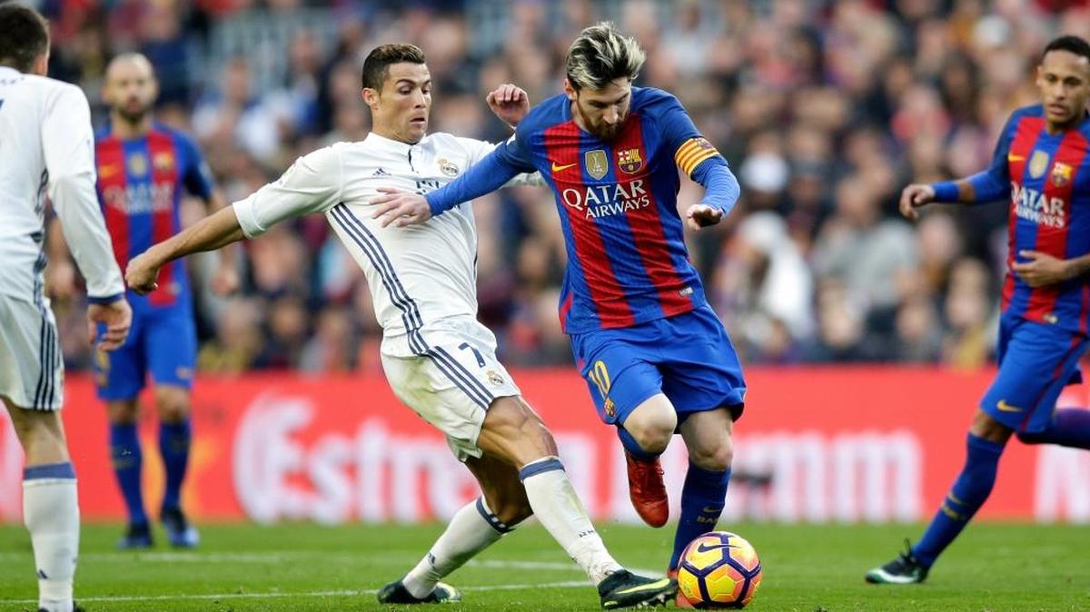 Lionel Messi, del Barcelona, y Cristiano Ronaldo, del Real Madrid (izq.), disputan el balón el pasado 3 de diciembre.