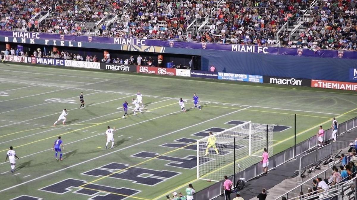 Ariel Martínez elude a un rival y dispara para anotar el gol de la victoria del Miami FC sobre el FC Edmonton, la noche del viernes 28 de octubre del 2010 en el FIU Stadium en Miami.