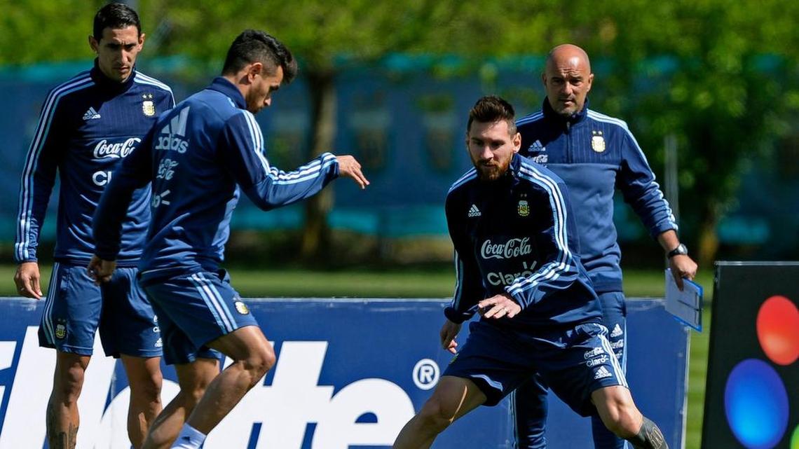 Angel Di María, Lautaro Acosta y Lionel Messi durante una práctica el 7 de octubre del 2017 en Buenos Aires.