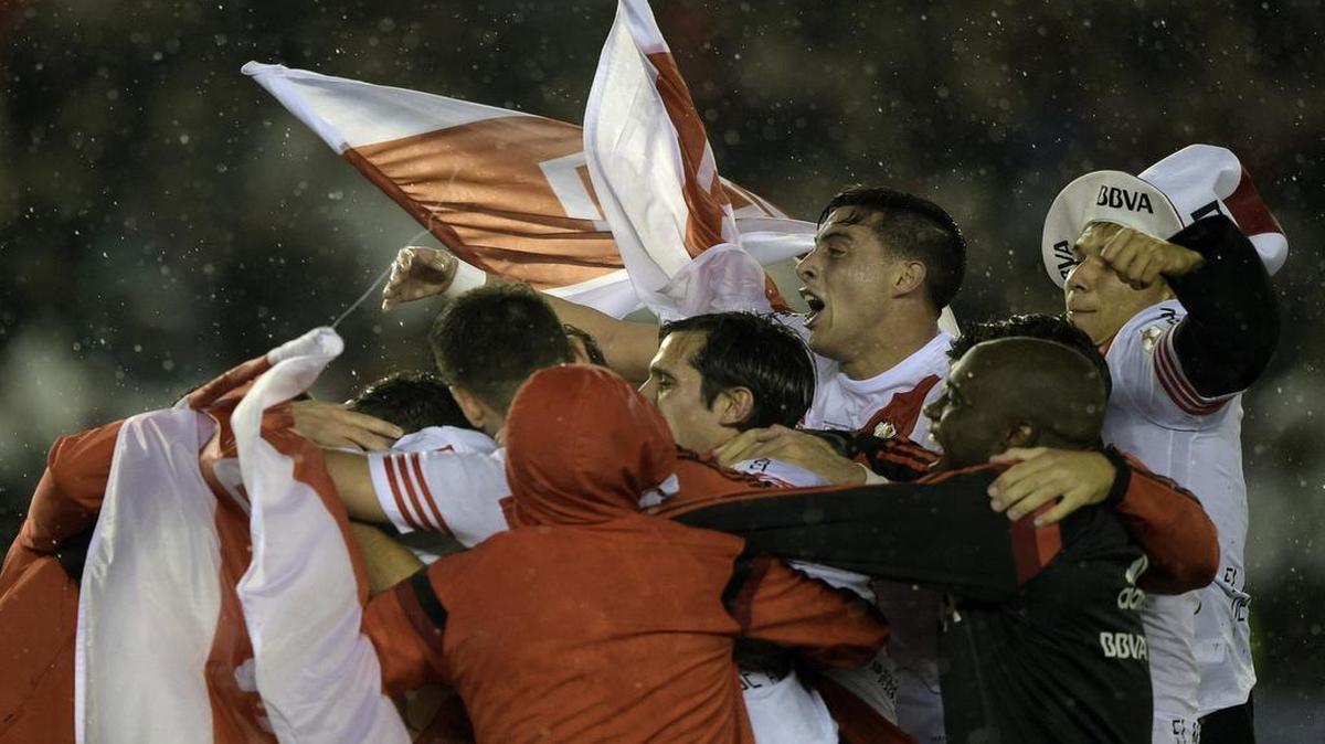 
Los jugadores de River Plate de Argentina celebran el título obtenido.
