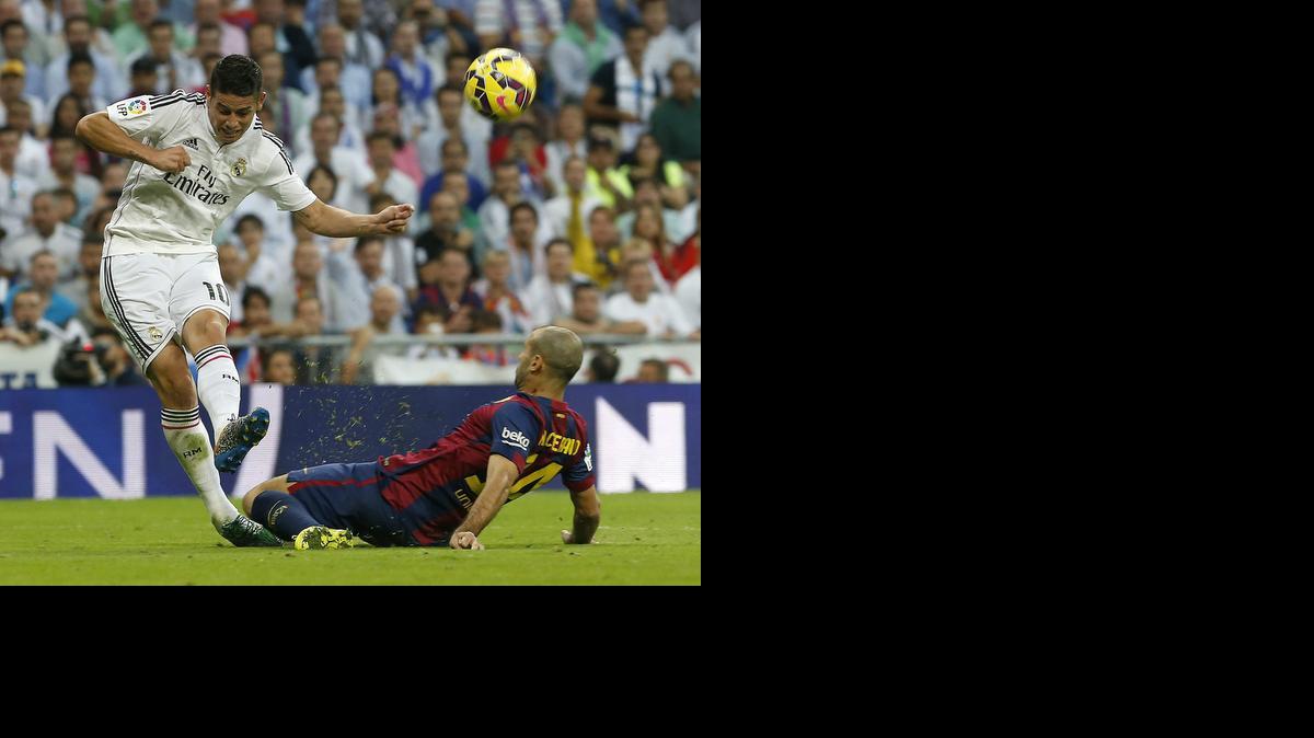 
El centrocampista colombiano del Real Madrid James Rodríguez (i) ante el centrocampista argentino del FC Barcelona Javier Mascherano, durante el partido de la novena jornada de Liga de Primera División disputado esta tarde en el estadio Santiago Bernabéu. 
