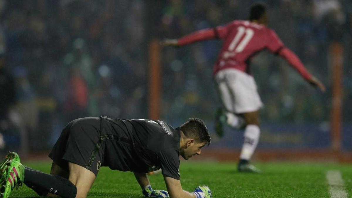 El arquero de Boca Agustín Orión queda tendido luego de que Bryan Cabezas, de Independiente del Valle, lo venciera en las semifinales de la Copa Libertadores, en la Bombonera en Buenos Aires, la noche del jueves 14 de julio del 2016.