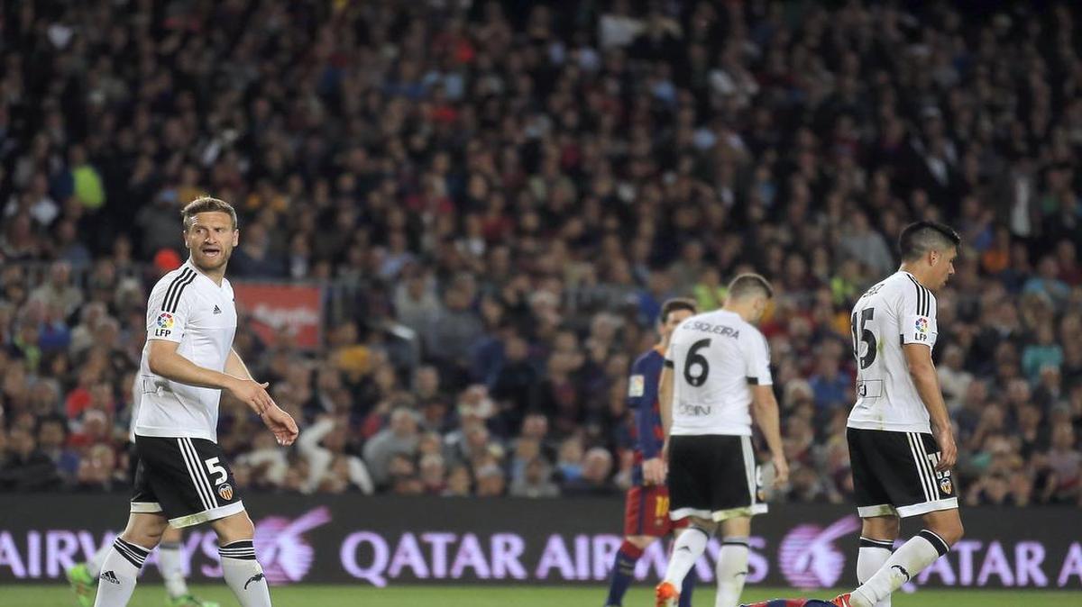 El defensa central barcelonista Gerard Piqué reacciona tras perder una oportunidad para anotar ante Valencia, en el partido de la liga española, celebrado el 17 de abril del 2016 en Barcelona.