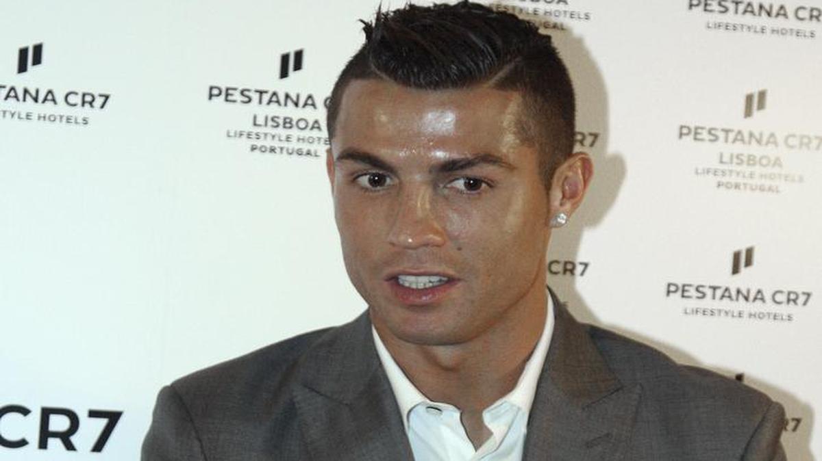 La vida no es solo fútbol para Cristiano Ronaldo, el delantero del Real Madrid que ya se está labrando un futuro con la moda y los hoteles, y que, en una entrevista con la Agencia EFE, deja a un lado su profesión y al mismo tiempo pasión, y desvela que su comida favorita es el bacalao, lo que más valora cuando llega a un hotel es una buena cama y quiere "muchos" más hijos.