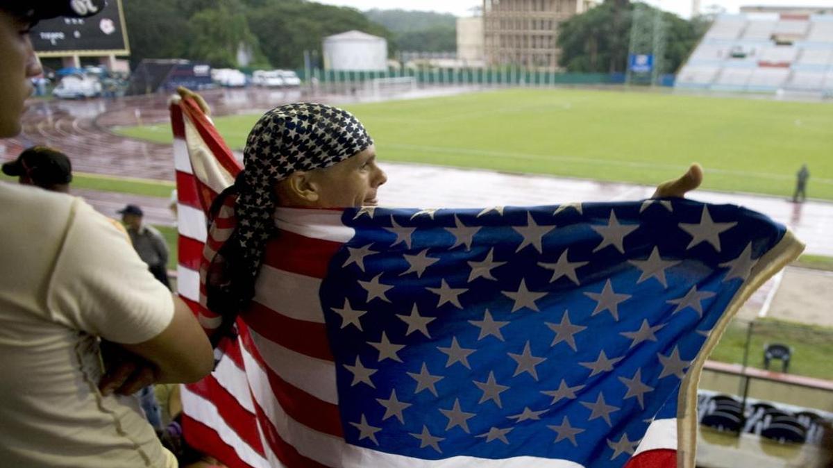 Un aficionado muestra una bandera de Estados Unidos en el encuentro entre Cuba y EEUU en el estadio Pedro Marrero de La Habana el 6 de septiembre del 2008, clasificatorio para el Mundial de Sudafrica 2010.
