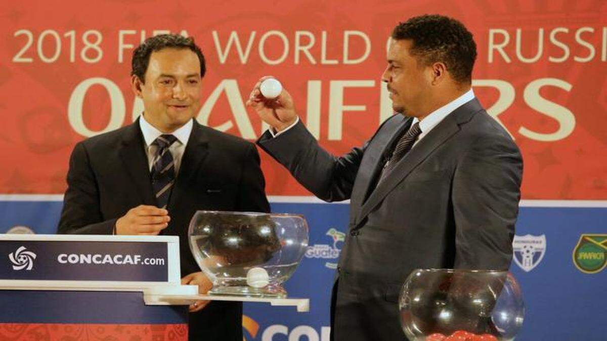 <cutline_leadin>El brasileño</cutline_leadin> Ronaldo (der.) y el director de comunicaciones de la CONCACAF Jurgen Mainka durante el sorteo de los equipos, celebrado el jueves en Miami Beach. <252><252>