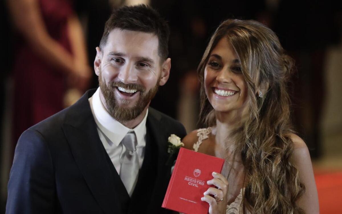 Lionel Messi junto a su esposa Antonella Roccuzzo, quien muestra su registro civil luego de casarse en Rosario, Argentina, la noche del viernes 30 de junio del 2017.