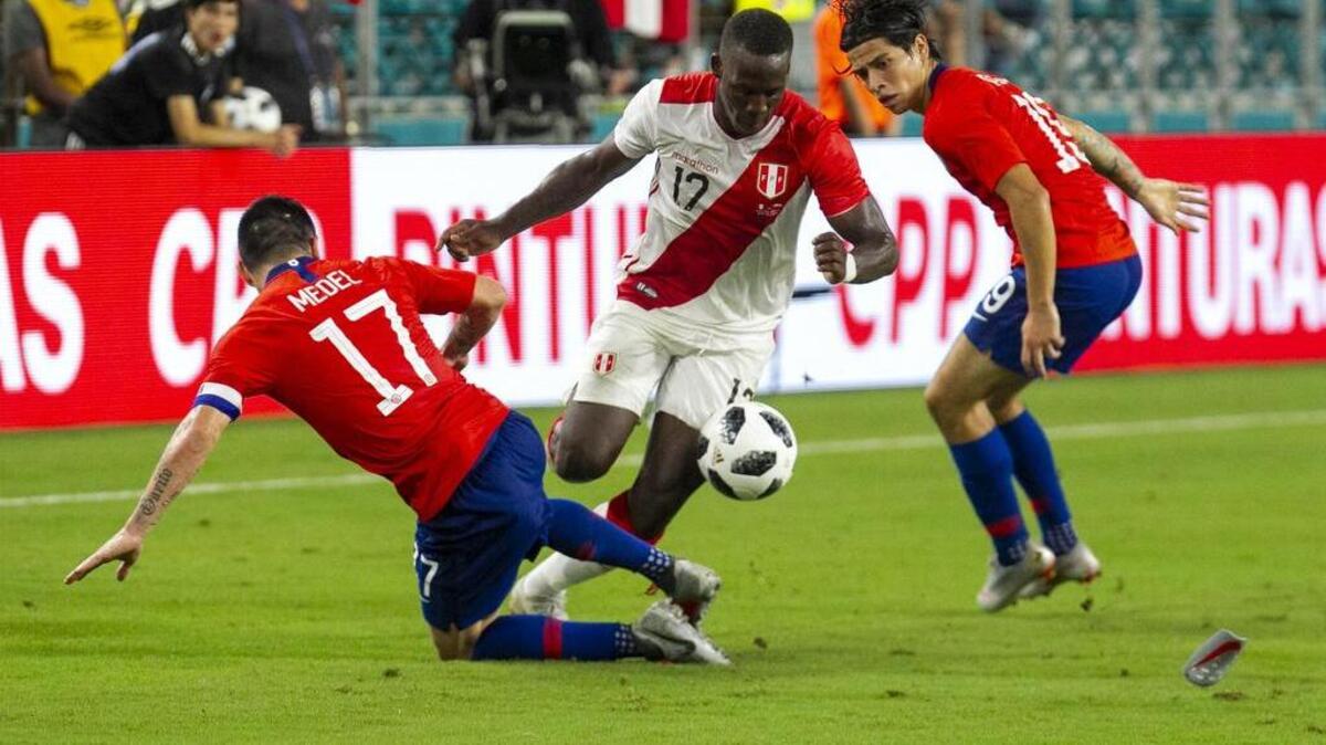 Gary Medel, de Chile (17), trata de quitarle el balón a Luis Advincula, de Perú (17), el 12 de octubre en el Hard Rock Stadium en Miami Gardens. Chile es el actual campeón de la Copa América.