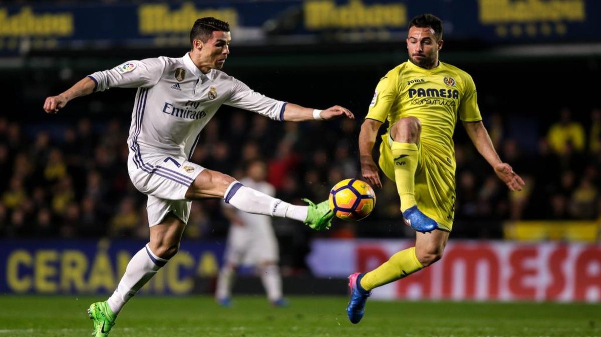 El delantero del Real Madrid Cristiano Ronaldo (izq.) patea el balón ante la marca del jugador de Villarreal Mario Gaspar, en el partido celebrado el domingo 26 de febrero del 2017 en la liga española.