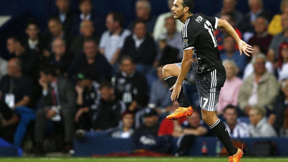 
El alero español del Chelsea Pedro celebra luego de anotar el primer gol del partido de fútbol de la liga Premier Inglés entre el West Bromwich Albion y el Chelsea en The Hawthorns en West Bromwich, el centro de Inglaterra el 23 de agosto de 2015. Pedro Rodríguez marcó un gol y puso un pase para otro en su debut con el Chelsea, que venció 3-2 al West Bromwich Albion el domingo, el primer triunfo en la campaña del campeón de la Liga Premier de la temporada pasada.
