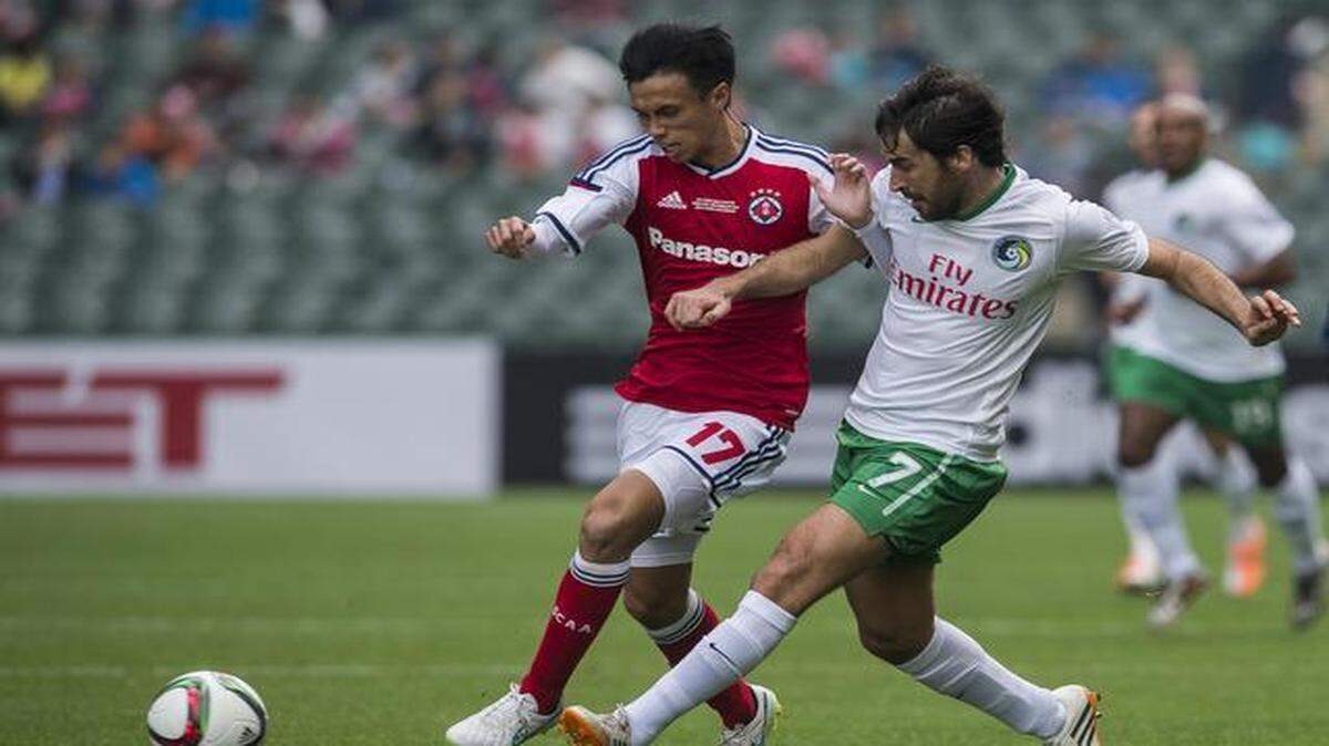 
El jugador del Cosmos Raúl González (der.) lucha por el balón con Chun Pong Leung, del equipo South China, en un partido el 19 de febrero del 2015 en Hong Kong. 


