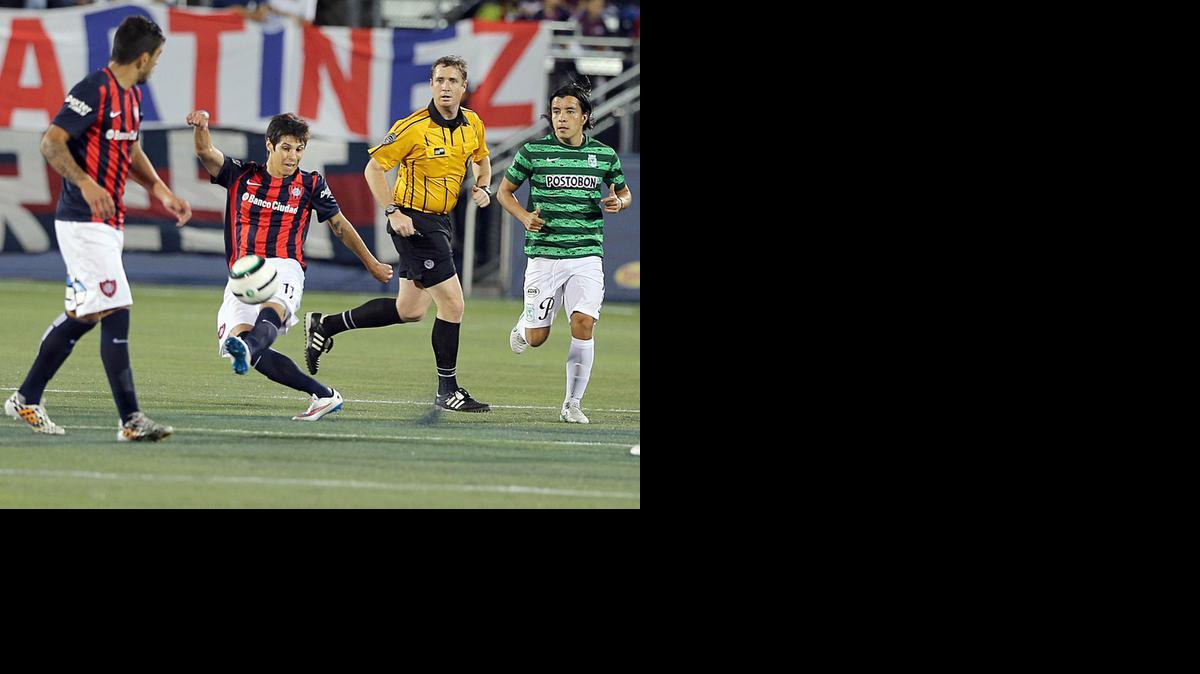 
El jugador de San Lorenzo Pablo Barrientos (# 11) patea el balón ante la llegada de Sherman Cardenas (# 7) del Atlético Nacional en el triunfo 2-0. El equipo argentino ganó 2-0 el sábado en el estadio de la FIU de Miami y conquistó la Copa de Campeones.


